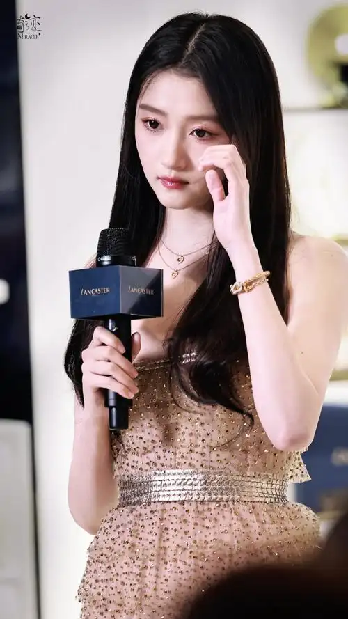 关晓彤金色星河长裙##兰嘉丝汀中国区品牌代言人关晓彤