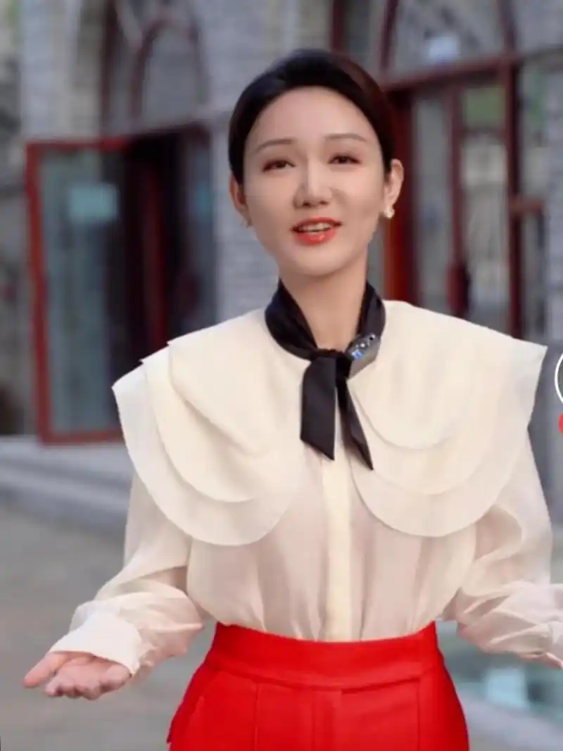 央视美女主持人龙洋接班董卿主持了诗词大会,还主持了春晚,成为了央视