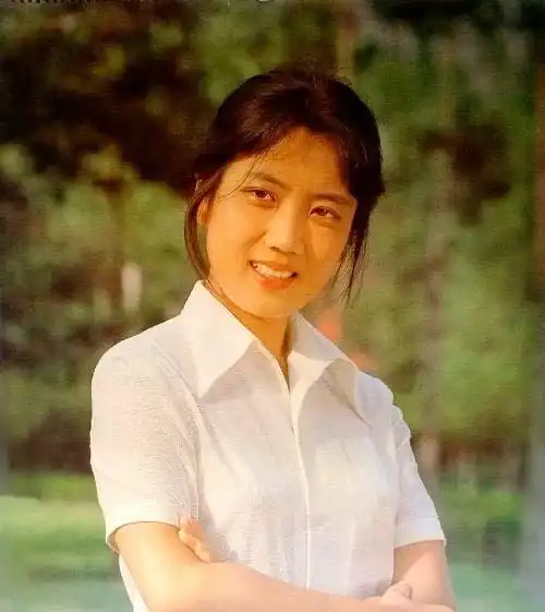 63岁的电影演员李秀明,21岁主演了《春苗》,如今经商成亿万富婆