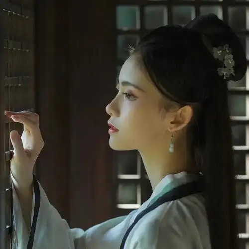 先皇后羞辱我,父皇拿我当报复母妃的工具,而她却在