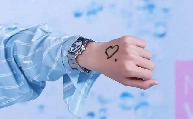 王一博夏日冲浪小白腿耀眼满屏活力,水上摩托狂飙画爱心真太会了