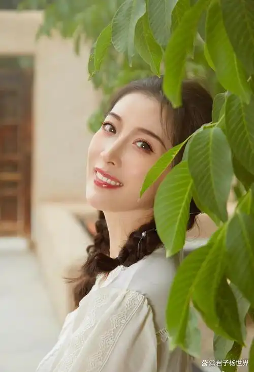 凤凰卫视美女主持人朱梓橦晒写真,青春少女感十足,充满知性气质