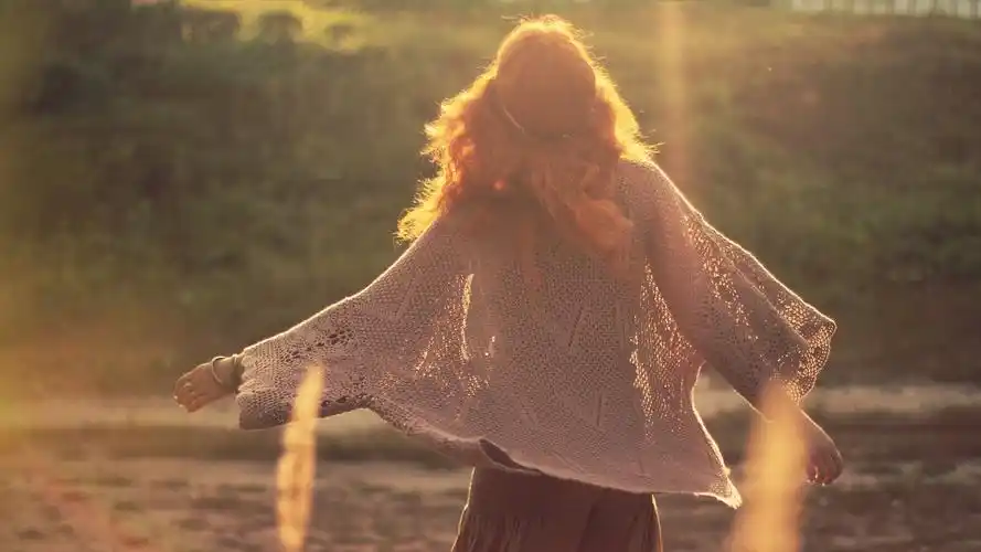 女生张开双臂拥抱阳光图片