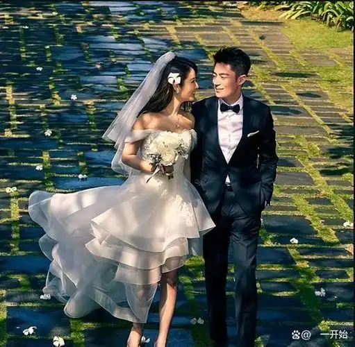 林心如晒与老公合照庆生,夫妻俩没化妆,霍建华鬓角已经有白发!