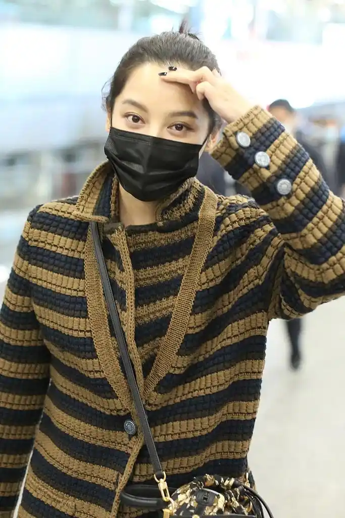 组图:辛芷蕾扎丸子头可爱减龄 手摸发际线露笑脸心情好