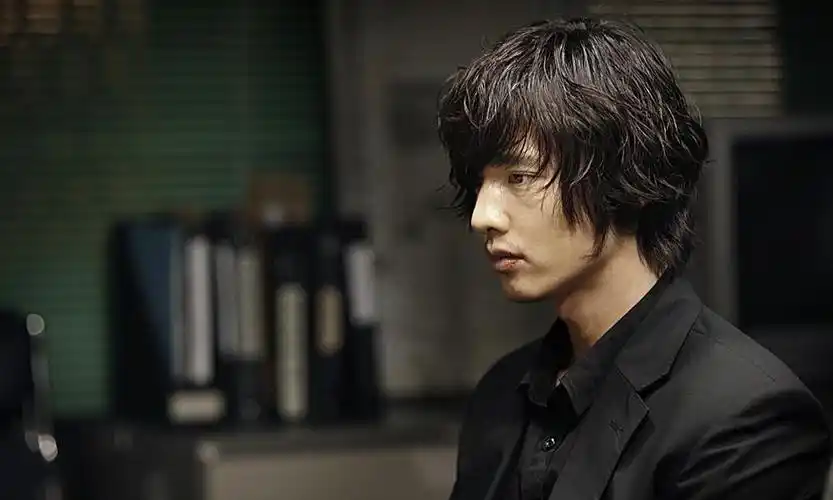 1 / 10 《孤胆特工》是一部由元斌,金赛纶等主演的动作,惊悚片,该片