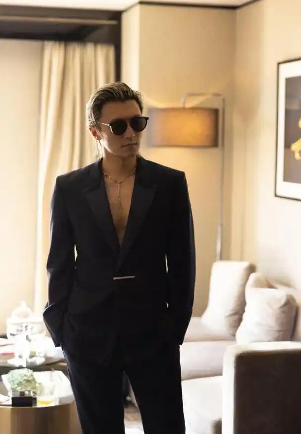 银发谢霆锋帅炸!西装深v秀胸肌,比女星还要顶连保安都忍不住