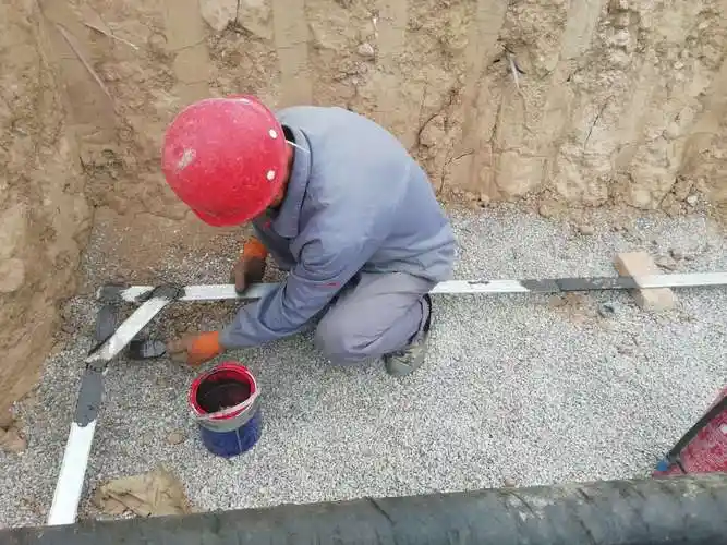 罐区接地扁钢平行焊接及防腐处理