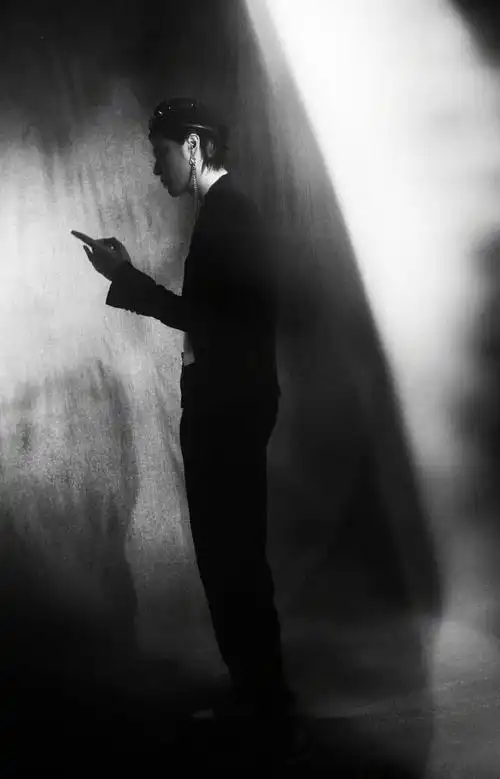 吴亦凡时尚帅气黑白写真