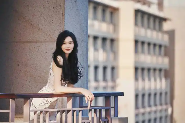 唐嫣惊艳亮相活动现场,高叉紧身裙展现多重魅力