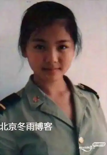 刘涛晒青涩军装照:时间都留在了记忆里
