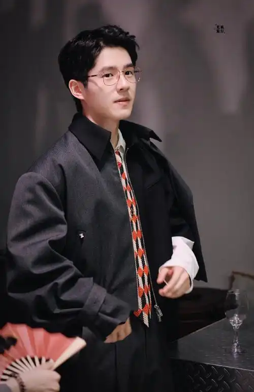 刘昊然金丝眼镜