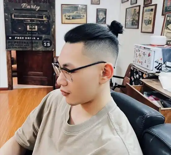 男生夏天适合留"两边推短"发型,这3款造型清爽干净,谁剪谁帅