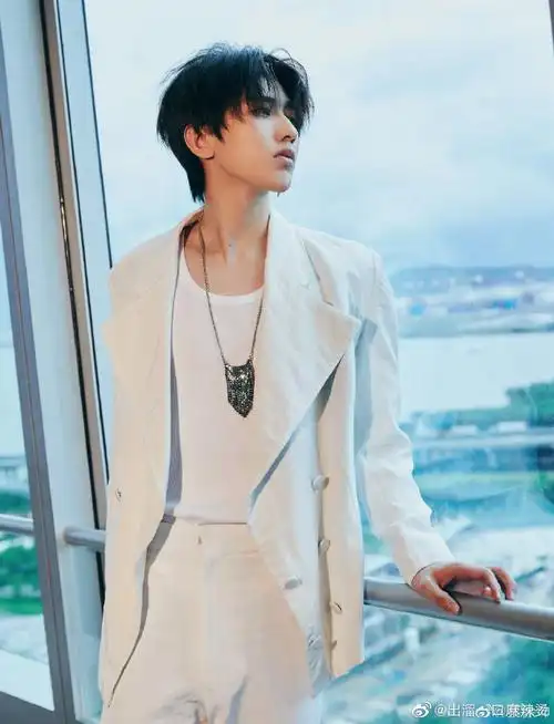 蔡徐坤西服街拍