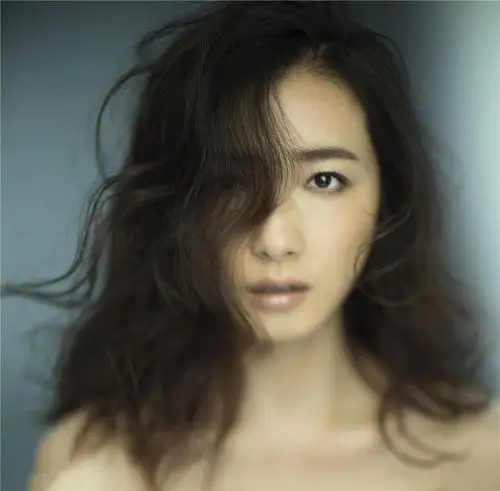 万茜一字肩性感妩媚冷艳写真图片