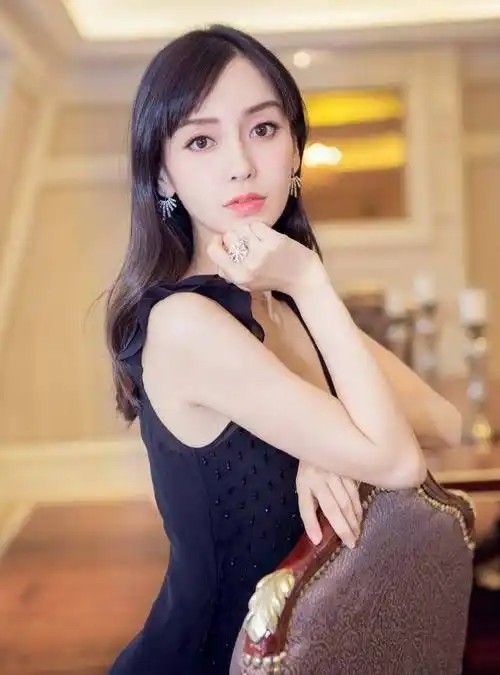 杨颖早年出道照片曝光,完美诠释了"曾经是土妞,如今美成仙"!