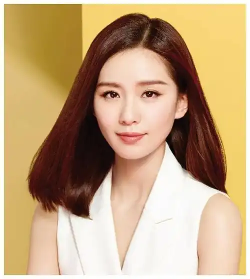 刘诗诗的鼻子非常的立体,她的鼻翼是窄小适中的,整个鼻基底相对比较