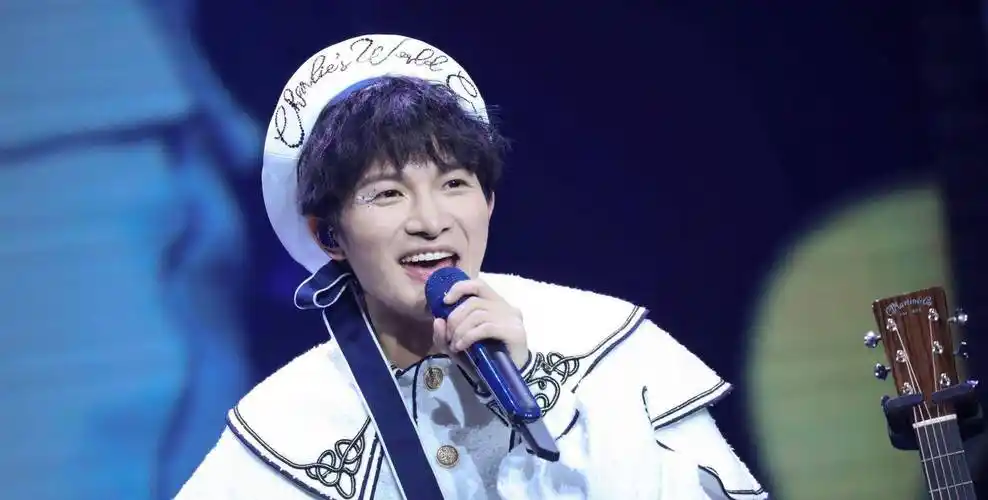 他从《好声音》出道,沉淀两年后走红,如今却在综艺节目迷失本心_周深