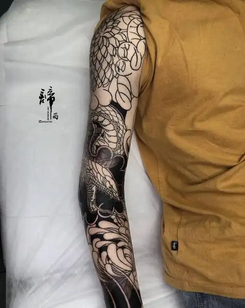花臂菊花蛇tag标签:纹身师:阿豪hao纹身店:谛酉刺青老传统五分袖半甲