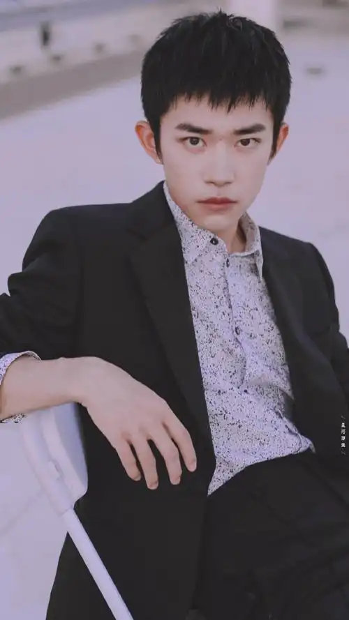 易烊千玺平头##emporio armani全球代言人易烊千玺