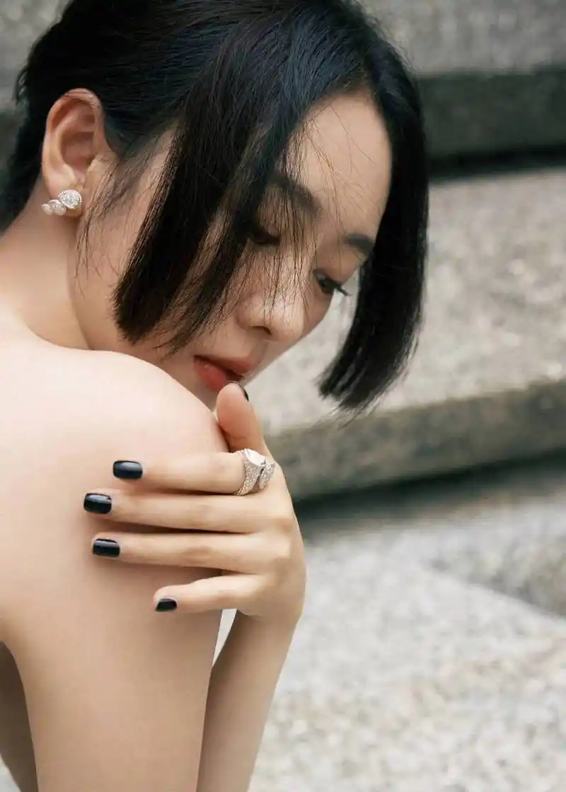 精致侧颜惊艳妩媚且灵动温柔,穿着一袭裹胸白裙的童瑶又性感甜美.