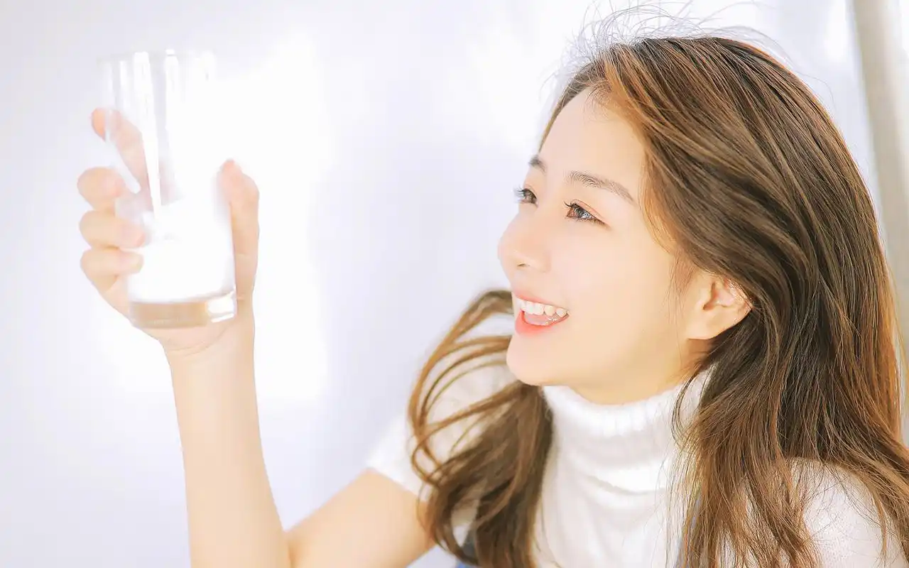 背带裤美女性感写真高清电脑桌面壁纸