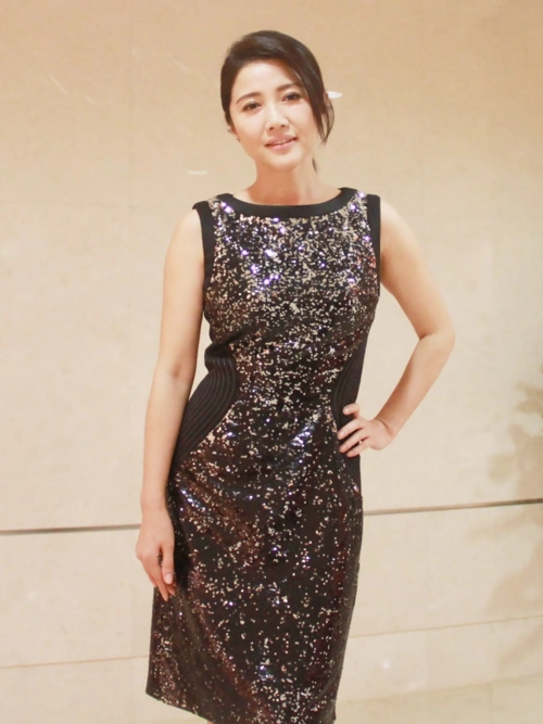 颜丙燕气质真好扎马尾辫搭配一袭红色连衣裙端庄时髦大气