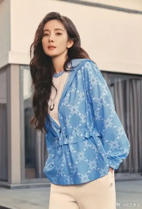 杨幂春日运动风穿搭##杨幂蓝色束腰外套