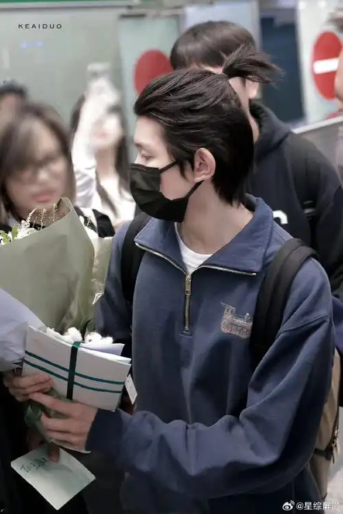 王源大背头小揪揪##王源米兰时装周到达路透