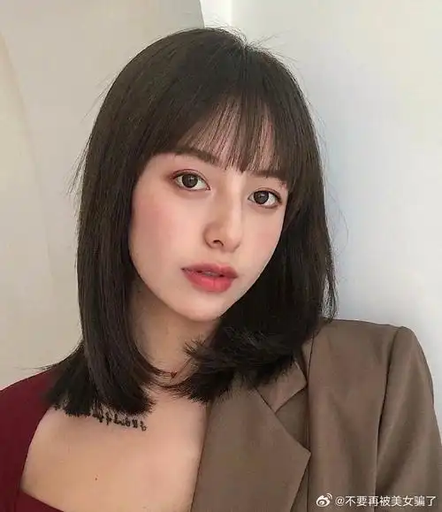 别担心,这里有一篇详细的女生中长发发型推荐,包括漫画刘海,锁骨发