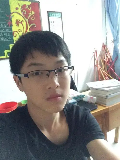 戴眼镜学生男剪什么头发好看