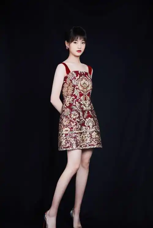 她演"乔英子"迅速蹿红,今穿1万5的双层衬衫,秀美