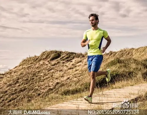 一个人或者一群人,一起去登山.