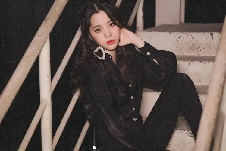 欧阳娜娜西装黑白高清桌面壁纸