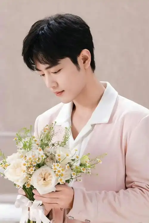 肖战超话#肖战#不敢想,这双眼睛深情地看着我时,我会幸福得晕倒!