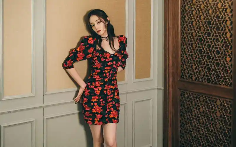 迪丽热巴印花裙性感高清桌面壁纸