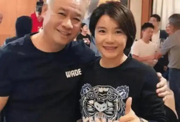 57岁体操王子李宁现状身价百亿头发已脱落妻子依然貌美有韵味