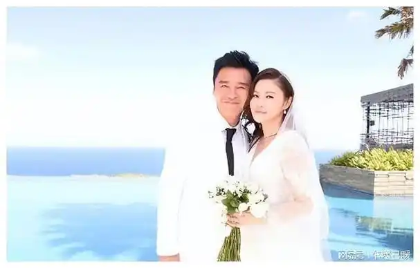 娱乐圈惊现办公室恋情大明星竟与经纪人牵手网友太意外