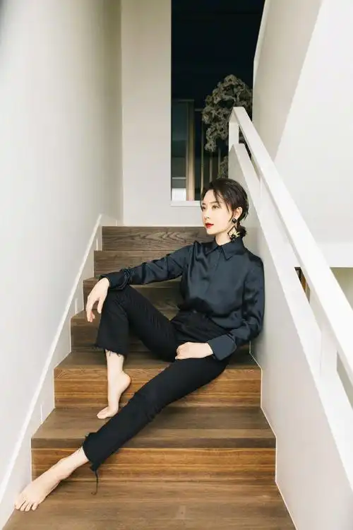 简介:陈数成熟魅力性感写真图片,分享一组陈数图片给大家,图中的明星