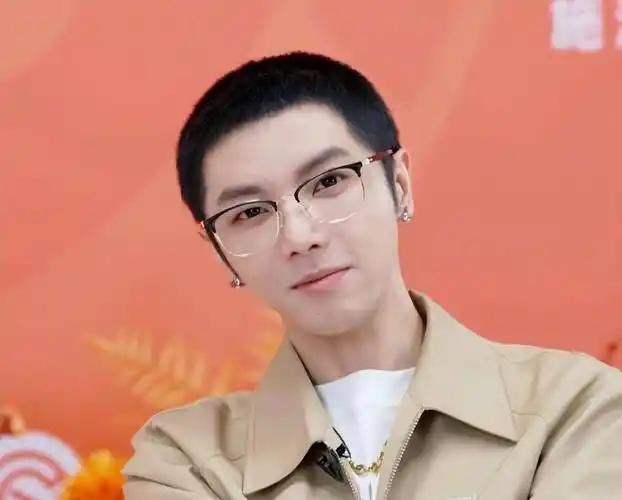 华晨宇寸头造型,被网友调侃植发很成功,只是整容痕迹依然存在_鼻子