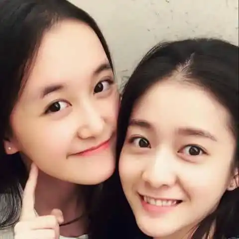 蒋依依赵露思同框合影,颜值平分秋色,却被小动作无限圈粉