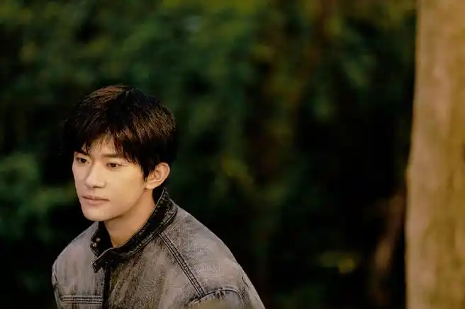 易烊千玺春日大片