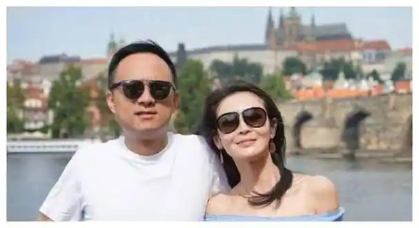 于明加携一家四口出游身材丰腴!神秘老公罕露面,俩女儿近一米八