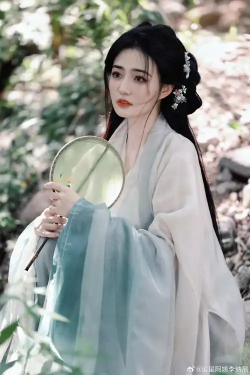 徐璐古风写真#徐璐古风写真96璐璐好适合古风造型~仙女下凡,清冷感