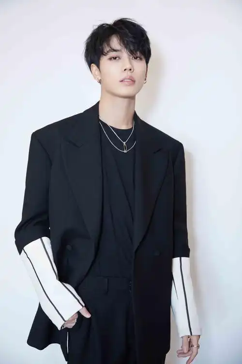 林彦俊黑色西装出席活动 钢琴键线条纹诠释绅士型格