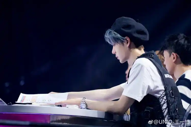 王一博分享200526甜甜的那年今日王一博化身最帅机长可甜可盐的王老师