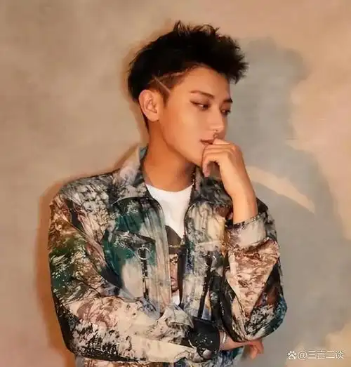 1993年5月2日出生于山东省青岛市6,黄子韬徐良曾经和汪苏泷,许嵩并称