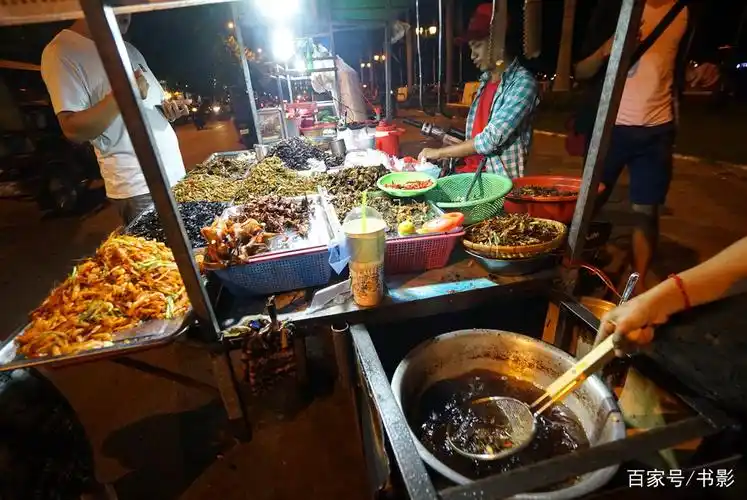 最随性王宫广场:商贩任意摆摊僧侣坐满地,但热卖小吃中国人不尝