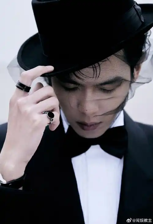 张若昀黑纱蒙面##张若昀里边是露背的