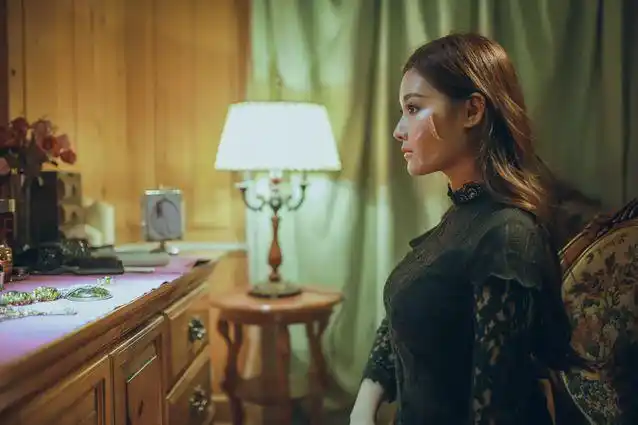 王靓雅化身禁欲系女神 联手武艺上演易容术风波